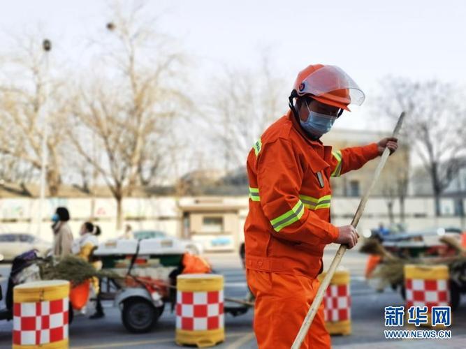 2月5日,天津市南开区环境卫生管理三所的环卫工人杨国旗在清扫街道.